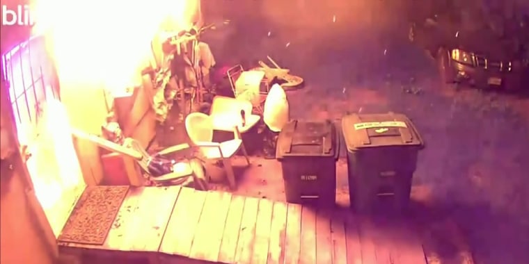 Hombre y cuatro perros mueren en un incendio en Texas