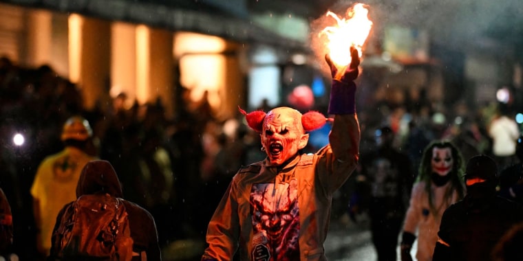 Realizan el tradicional festival de las bolas de fuego en El Salvador