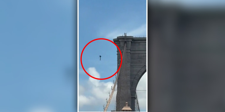 Un hombre salta del Puente de Brooklyn con paracaídas improvisado