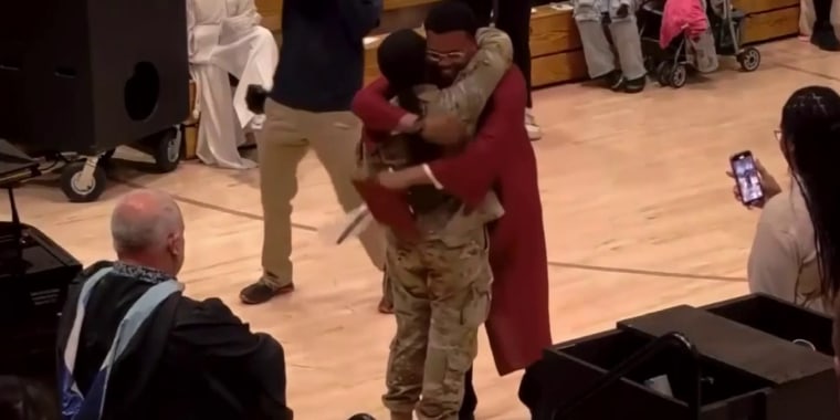 Soldado sorprende a su hermano en graduación tras un año sin verse