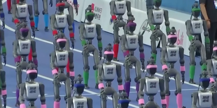 Más de 2,000 robots humanoides participan en una competencia