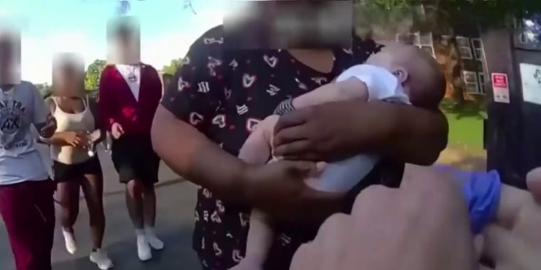 Policías de Tennessee salvan a un bebé de un mes que dejó de respirar