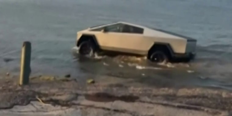 En video: Prueba con Cybertruck dentro del agua sale mal en Texas