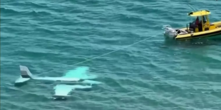 Rescatan sin lesiones al piloto de un avión que cayó al mar en Florida