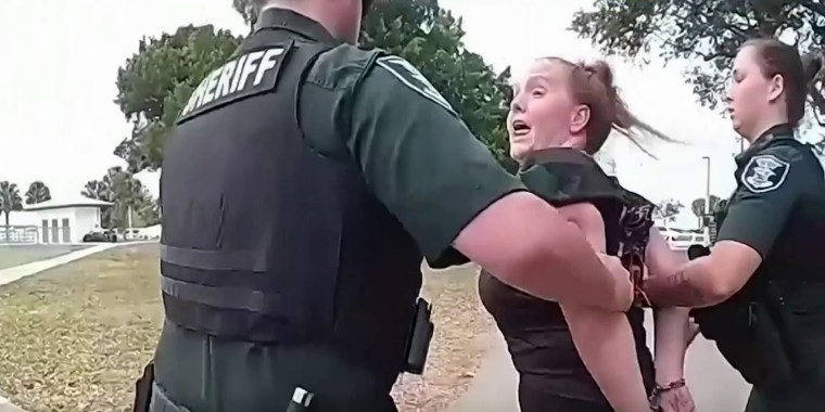 Arrestan a una madre acusada de patear a un menor en una trifulca