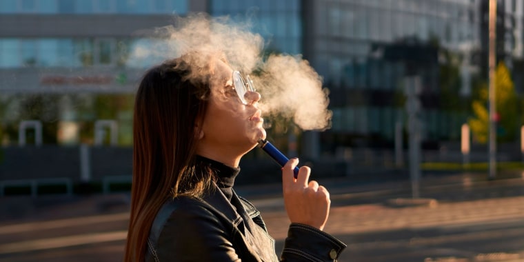 Advierten sobre los vapeadores sabor a frutas para adultos