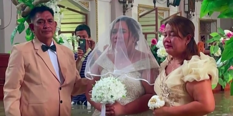 Con el agua a la cintura, una pareja de Filipinas dice el "sí, acepto"