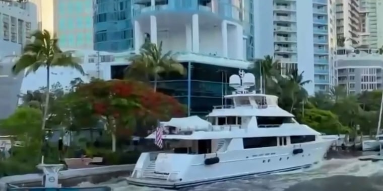 Un yate choca contra un muelle durante intento de remolque en Florida