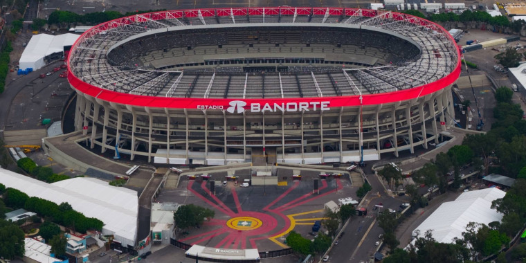 El Estadio Azteca es entregado oficialmente a la FIFA para el Mundial
