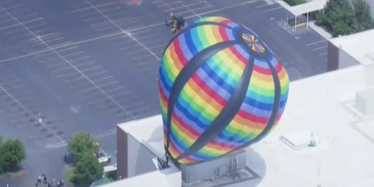 Globo aerostático se impacta contra el costado de un casino