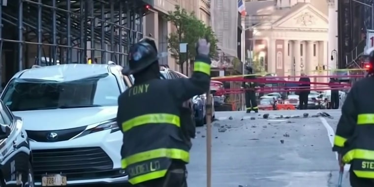 Escombros de un edificio caen sobre autos en Nueva York