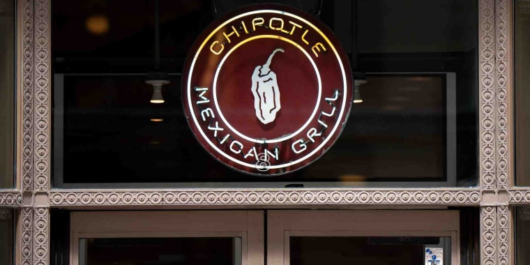 Chipotle retira jalapeños por sospecha de brote de salmonela