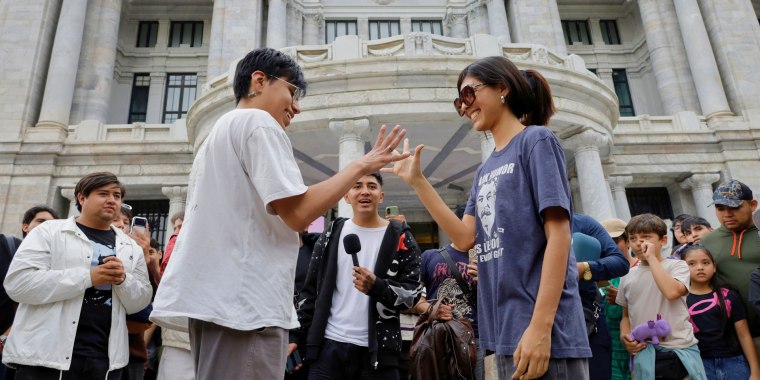 ¿Qué es "farmear aura"? La tendencia viral que lleva a jóvenes a plazas