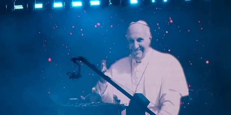 Un sacerdote DJ le hace un homenaje musical al papa Francisco
