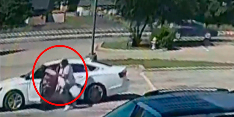 Vea cómo un hombre enfrenta con una pistola a un presunto ladrón