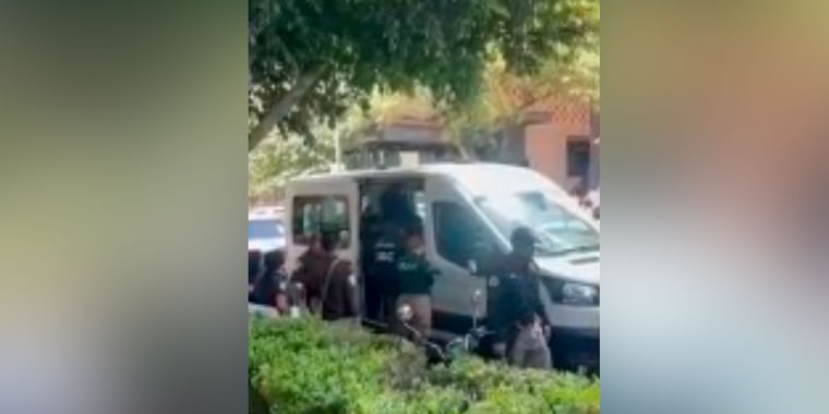 Graban a agentes interrogando a inmigrantes en CDMX