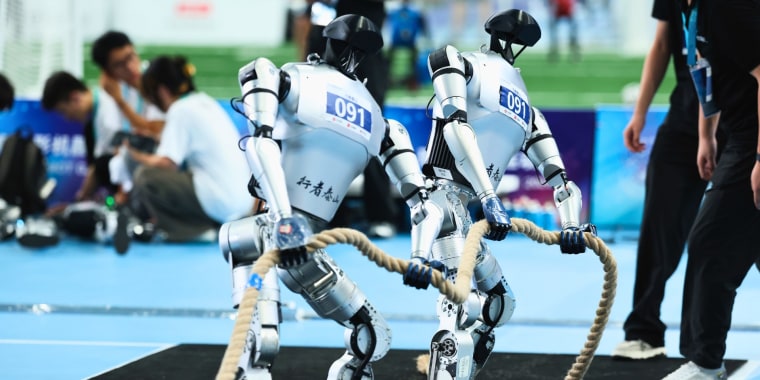 Robots humanoides se enfrentan en duelo de fuerza en China