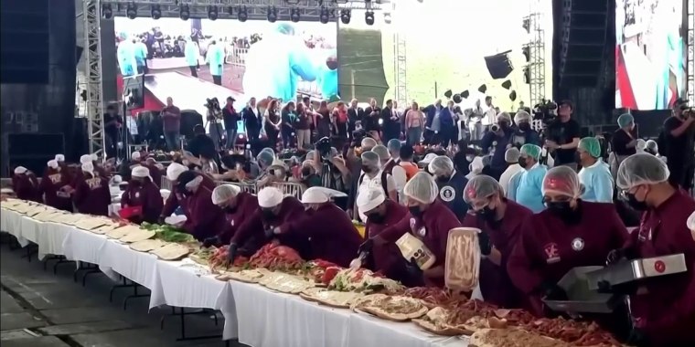Torta de 328 pies y una tonelada rompe Récord Guinness en México