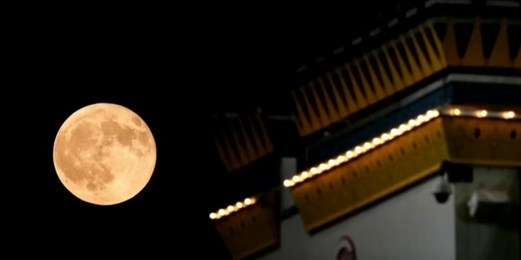 La 'luna del ciervo' ilumina el cielo desde Brasil hasta Europa