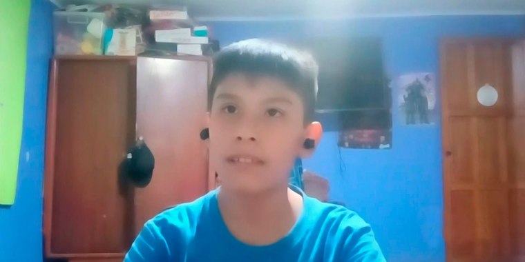 Niño crea su propio álbum del Mundial con hojas de papel y colores