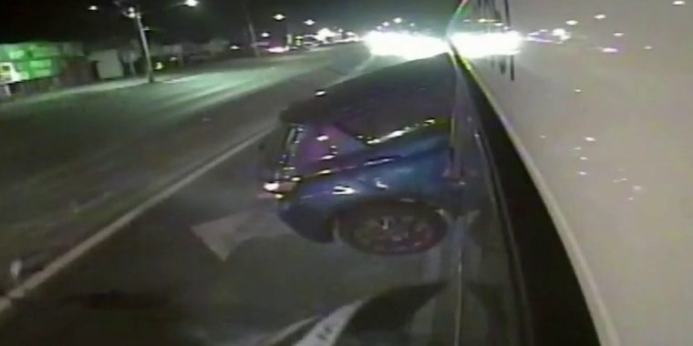 Así quedó un automóvil tras incrustarse en un autobús en Australia