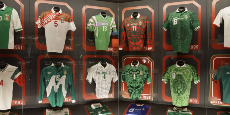 Inauguran exposición en México con 15,000 piezas futboleras