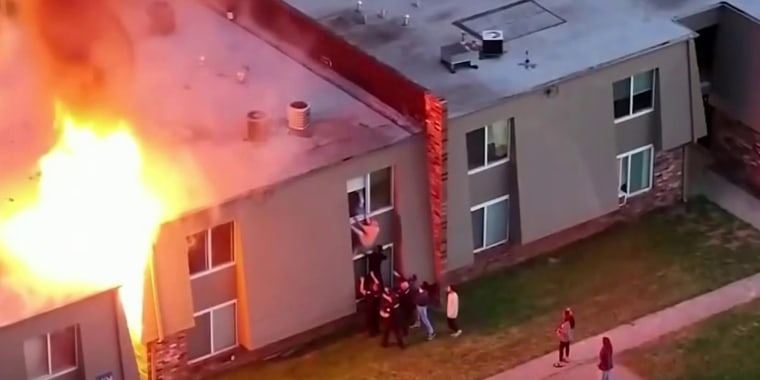 Policías rescatan a inquilinos y mascotas de incendio en Oklahoma