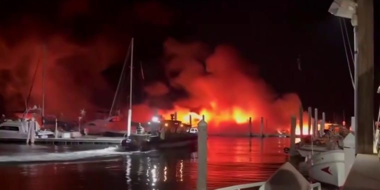 Incendio destruye botes de lujo en marina de Massachusetts