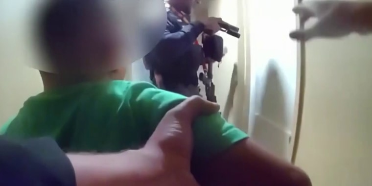 Policías protegen a niño en persecución de dos sospechosos de robo