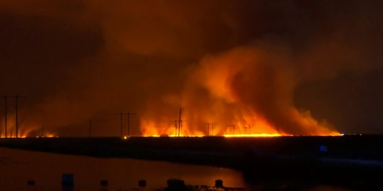 Avanza peligrosamente incendio forestal en el sur de Florida