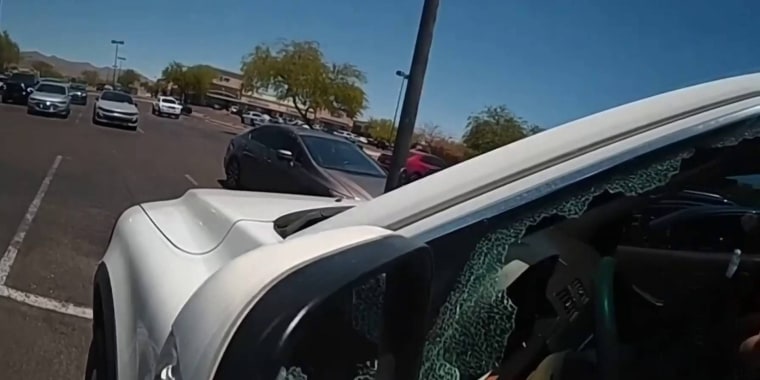 Rescatan a bebé atrapado en auto bajo el calor en Arizona