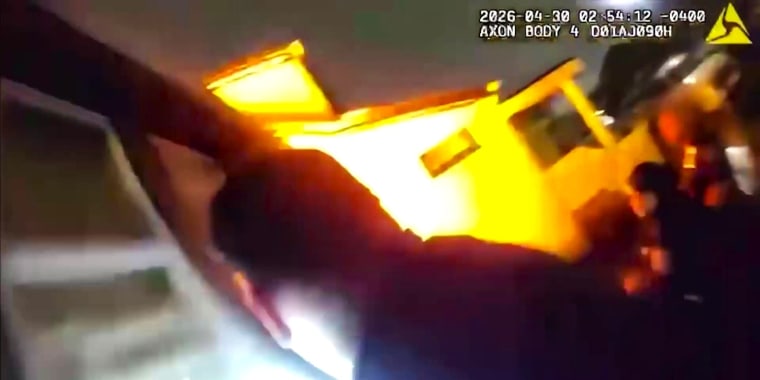 Explosión lanza por los aires a policías que atendían llamada de violencia doméstica