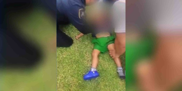 Policía salva a niño que cayó a un lago en México