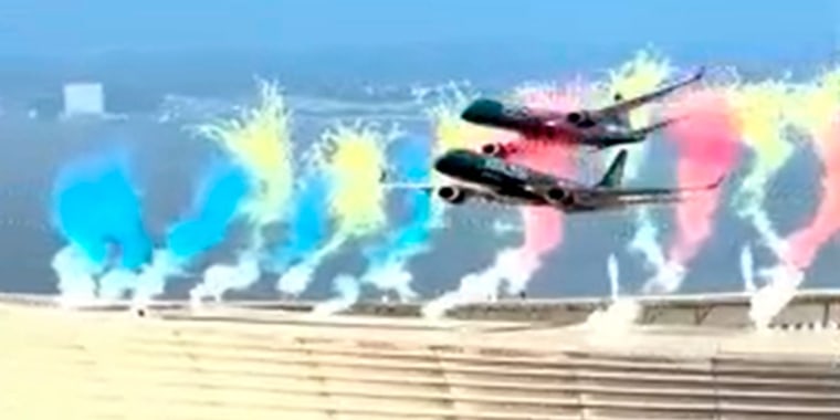 Dos aviones pasan a menos de 50 pies de un estadio en Sudáfrica