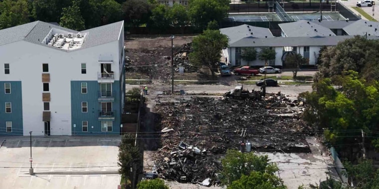 Investigan el origen del incendio en apartamentos de Dallas