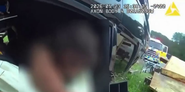 Vea cómo un policía rescata de un auto volcado a una mujer