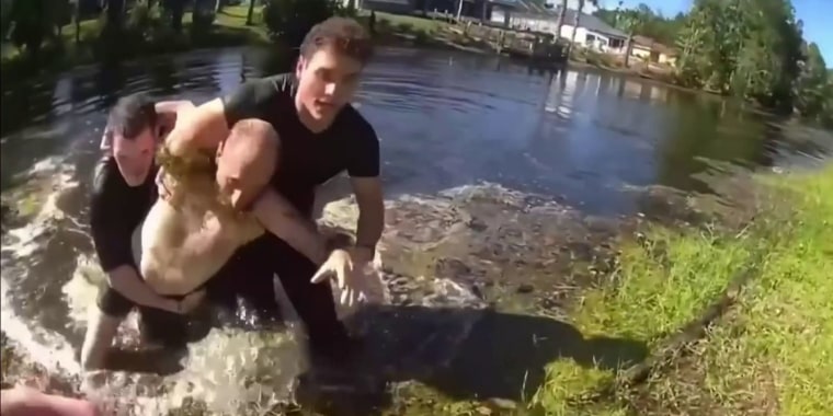 olicías de Florida se lanzan a un canal para detener a un hombre