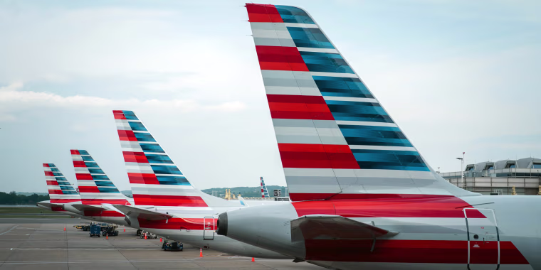 Un hombre es inmovilizado con cinta adhesiva a su asiento de avión tras insultar y atacar a otro pasajero