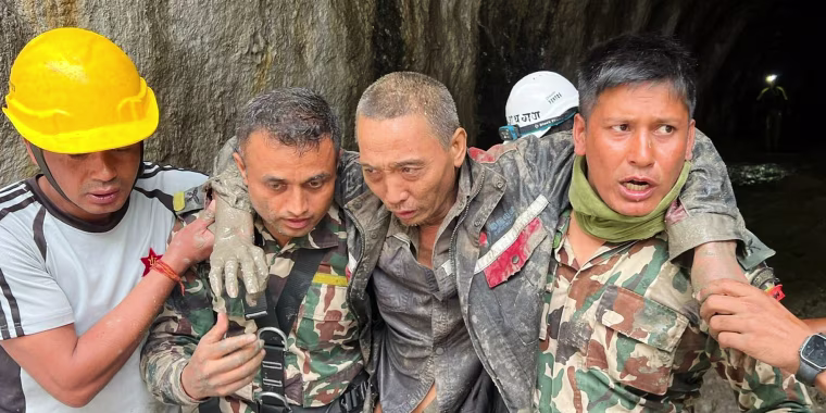 Rescatan de los escombros a dos personas más en Nepal a 10 días de las inundaciones
