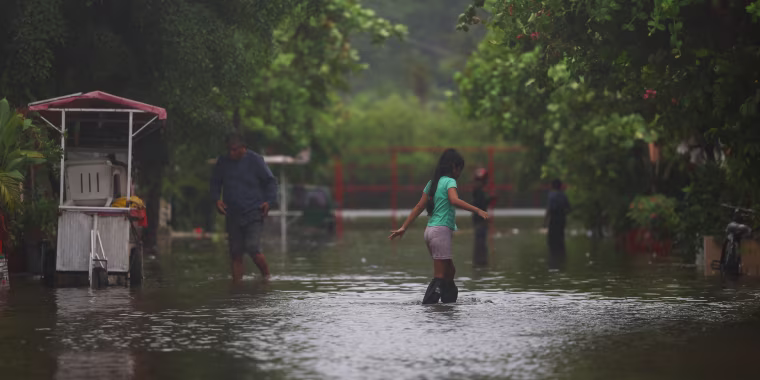 Hurricane Simon approaches Mexico's Pacific coast, bringing heavy rain and strong winds to Manzanillo