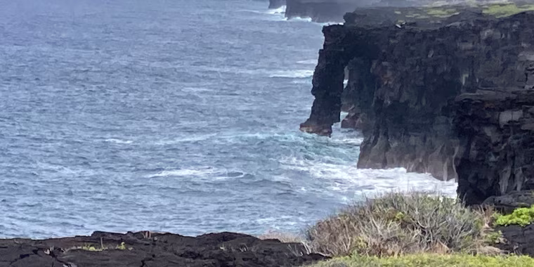 Derrumbe de un famoso arco marino en Hawaii provoca advertencias sobre su inestabilidad