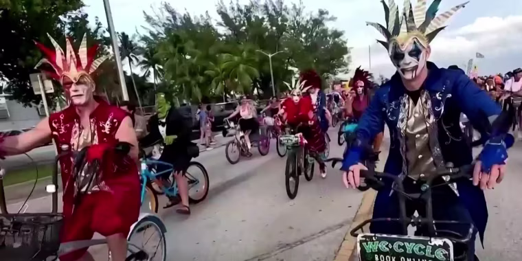 La tradicional rodada de 'zombies' recorrió las calles de Key West