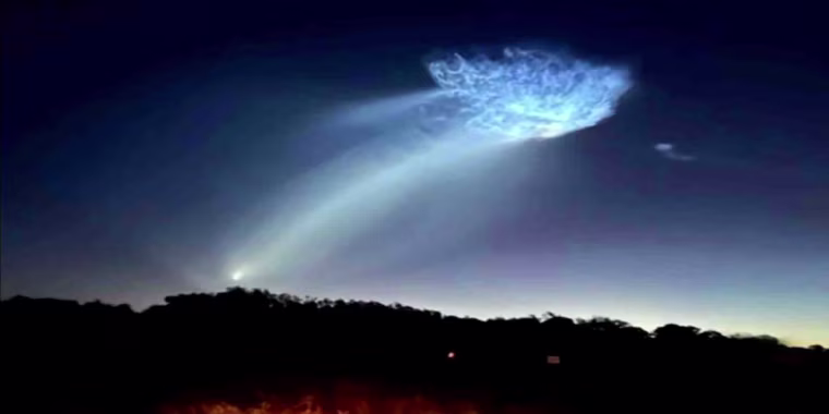 Un cohete de SpaceX forma una medusa espacial en el cielo