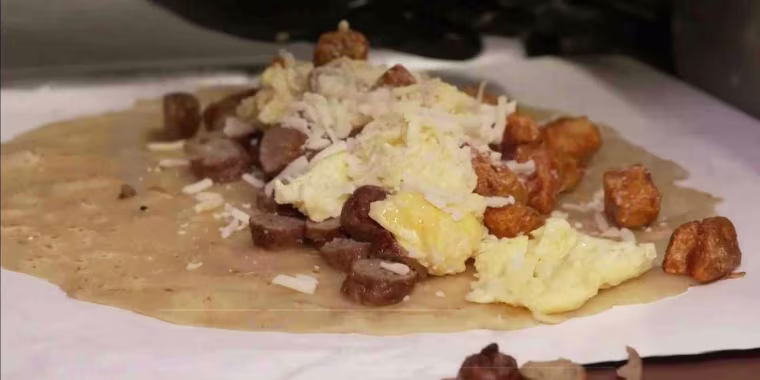 Un restaurante en Los Ángeles causa furor con burritos gigantes para desayunar