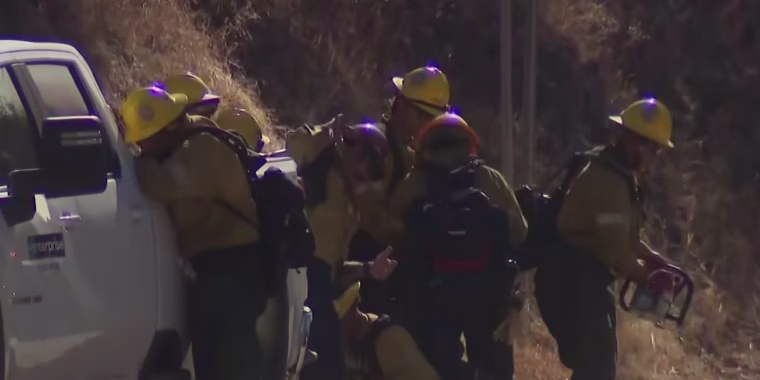 Un incendio forestal obliga a evacuar zonas cerca de Santa Clarita, California