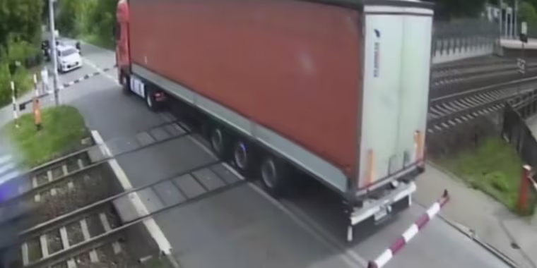 Un tren choca contra un tráiler atrapado en las vías en Polonia