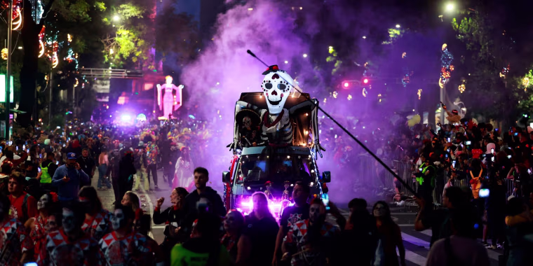 Desfile de catrinas da inicio a festejos del Día de Muertos
