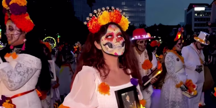 Miles de catrinas y catrines desfilan en Ciudad de México