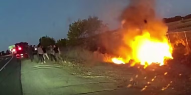 Dos policías fuera de servicio salvan a mujer de un auto en llamas