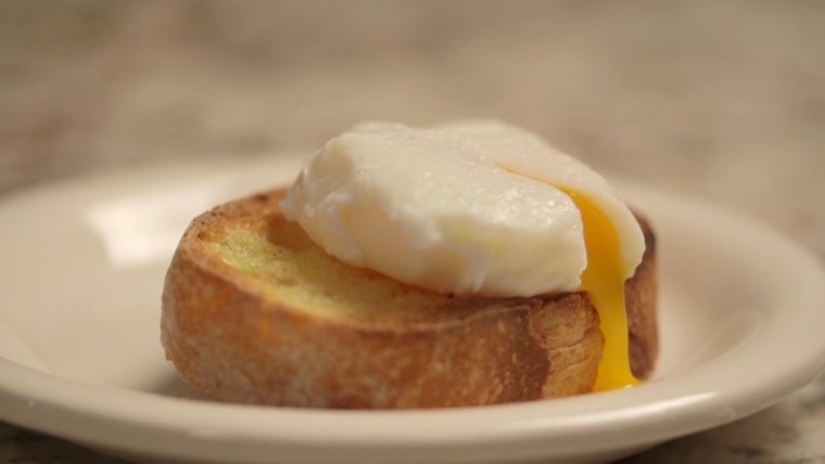 How To Poach Eggs And Get Them Perfectly Cooked With A Runny Yolk 
